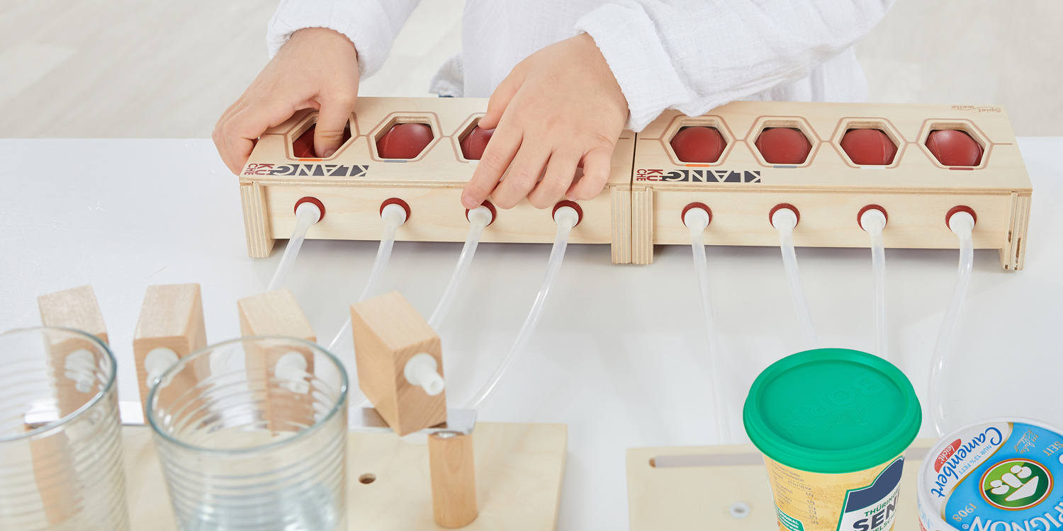 Klänge mit Alltagsgegenständen erzeugen: Kinder machen Klänge aus Verpackungen, mit Wassergläsern, u.v.m.