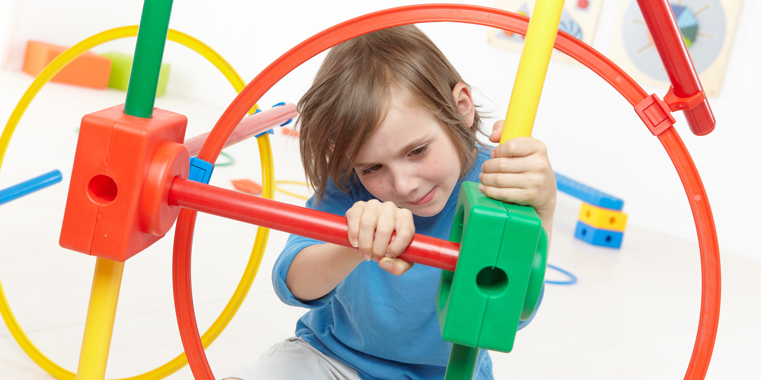 Die Steck- und Klickverbindungen sind von Kindern einfach zu bedienen.