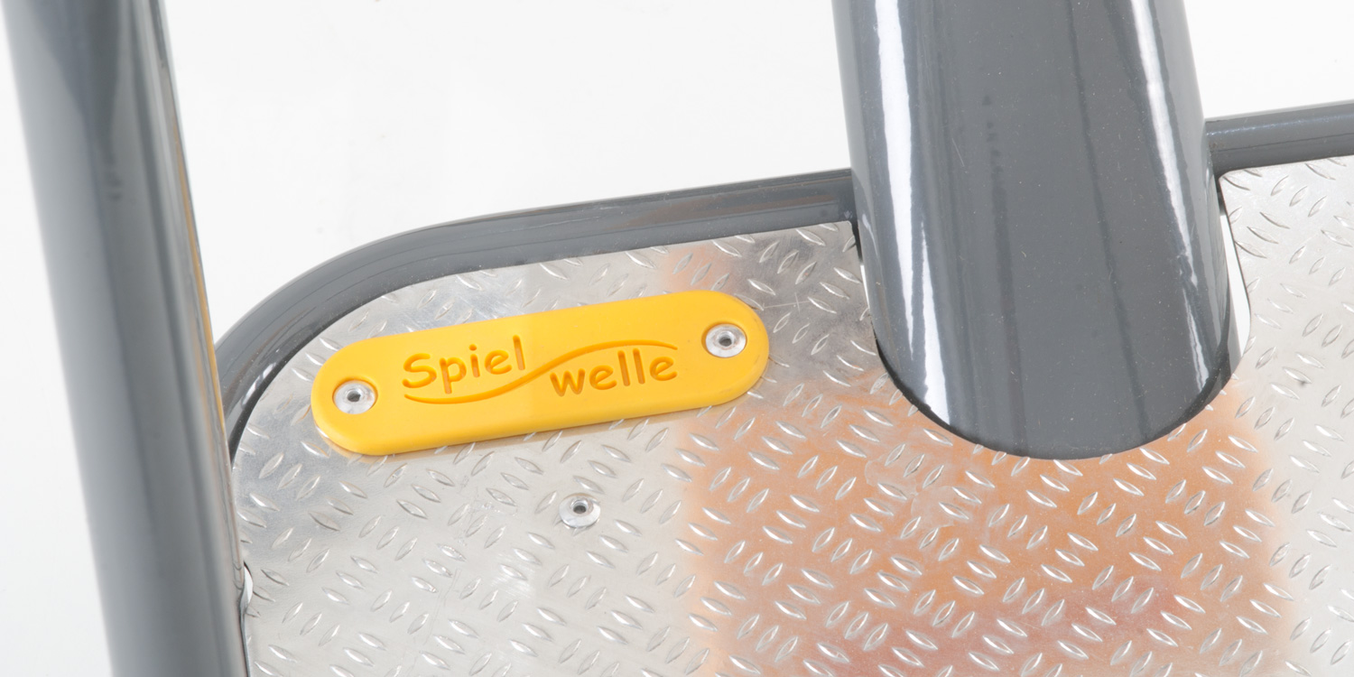 Design-Details: Aluminium-Riffelblech, Logo und robuster Rahmen